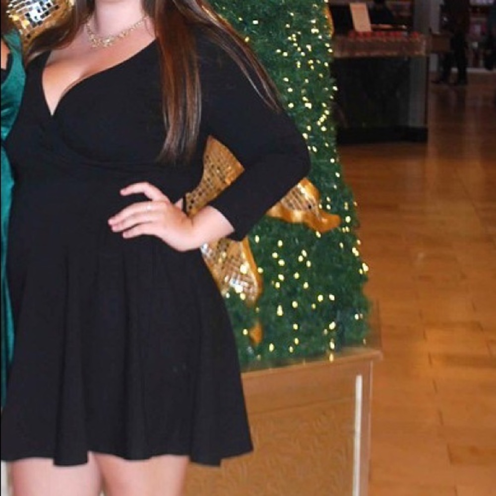 *Worn ONCE!* Juniors XL Black V neck dress